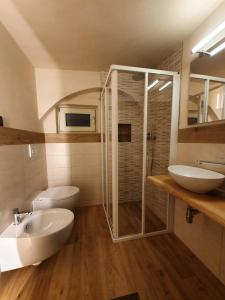 奥斯塔Casa De Giorgis的一间带两个盥洗盆、淋浴和卫生间的浴室