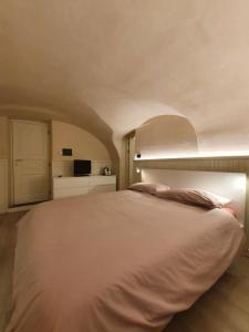 奥斯塔Casa De Giorgis的卧室配有一张白色大床