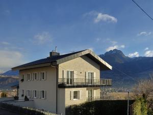 马伦格La Vista - Apartment mit Traumblick & Garten的带阳台的度假屋,享有山脉背景