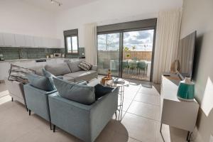 纳哈里亚Sunset - Achziv Beach Apartment - סנסט חוף אכזיב的客厅配有沙发和桌子