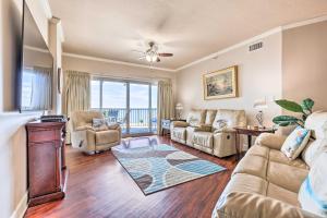 比洛克西Spacious Biloxi Getaway with Pools and Beach Access!的客厅配有沙发和椅子