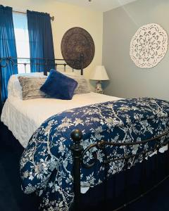 HeathsvilleMa Margarets House Bed and Breakfast的一间卧室配有一张带蓝白色毯子的床