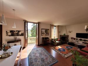 佛罗伦萨Villa Lia - Apartment in Villa with private garden and Pool的客厅配有沙发和桌子