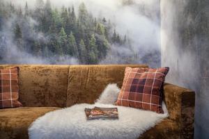 塞斯托Cima Dodici B&B - Apartments的客厅配有带毯子的棕色沙发