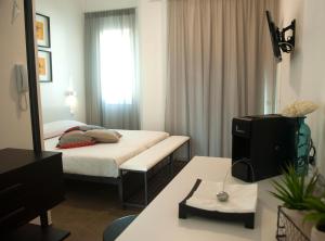 托雷坎内Via Del Faro Apartments的酒店客房,配有床和镜子