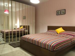开罗Al-Rehab luxury apartment的一间卧室配有一张床和镜子