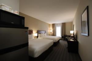 道森克里克道森克里克康福特茵酒店的酒店客房设有两张床和一台平面电视。