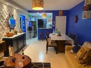 埃斯坦西亚Cond. Villa das Águas.的蓝色的客厅配有桌子和厨房