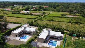 比亚维森西奥Finca los Colores的享有带游泳池的房屋的空中景致