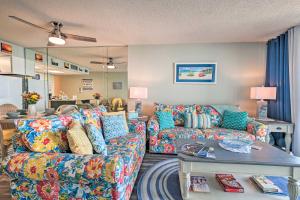 默特尔比奇Oceanfront Oasis with Deck and Resort Beach Access!的客厅配有沙发和桌子