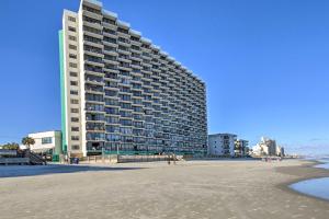 默特尔比奇Oceanfront Oasis with Deck and Resort Beach Access!的海边的一座大建筑
