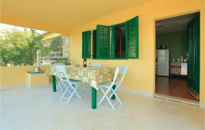 布拉托Lovely Home In Blato With House Sea View的庭院内带桌椅的用餐室