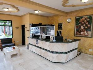 恩塞纳达港Hotel Paraiso Las Palmas的一间在房间内有柜台的餐厅
