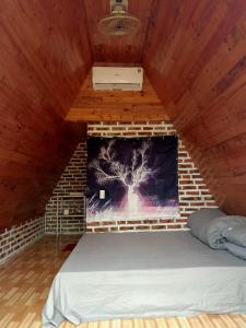 木州县Homestay Bình Huy的带壁炉的客房内的一张床位
