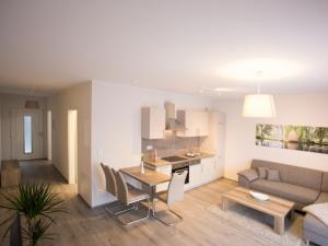 吕本Apartment in Lübben with parking space的厨房以及带桌子和沙发的客厅。