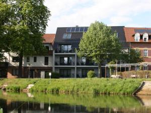 吕本Apartment in Lübben with parking space的一座在河边的太阳能板建筑