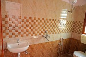 维沙卡帕特南Blue stone homestay guesthouse的一间带水槽和卫生间的浴室