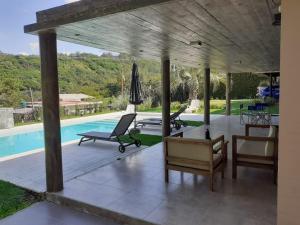 Hermosa casa con pileta asador patio de fuego内部或周边的泳池
