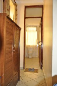 阿鲁沙里奇酒店的浴室设有卫生间,地板上备有一双鞋。