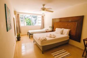 巴拿马城Bodhi Panama City的一间卧室设有一张大床和一个窗户。