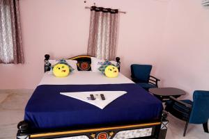 维沙卡帕特南Blue stone homestay guesthouse的一间卧室,床上有两张微笑