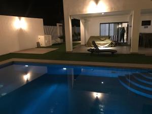 瓜伊马斯House In Miramar Seaview And Private Pool templada的一间卧室和一个晚上带床的游泳池