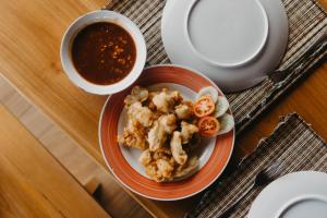 新加拉惹Villa Bukit Sing Sing的餐桌,饭盘和汤碗
