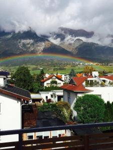 因斯布鲁克Citybergblick2的一座以山为背景的城市的彩虹