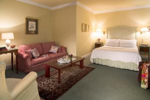 约尔阿赫尼斯联排别墅酒店和海鲜餐厅的酒店客房,配有床和沙发