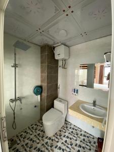 Phú Vinh Hotel的一间浴室