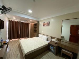 Phú Vinh Hotel客房内的一张或多张床位