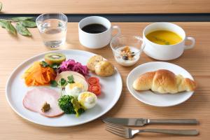 奈良MIROKU NARA by THE SHARE HOTELS的餐桌,带两盘食物和一杯咖啡的桌子