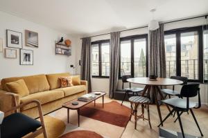 巴黎My Maison In Paris Invalides的客厅配有沙发和桌子