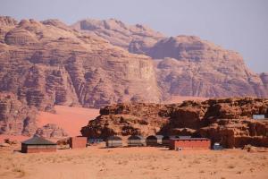 瓦迪拉姆Wadi rum Local guide camp的山旁沙漠中的一座建筑