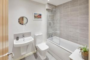 惠特比Host & Stay - Jet Cottage @ Spa Well的浴室配有卫生间、盥洗盆和淋浴。
