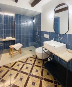 卡瓦内斯Terra i Mar的一间带水槽、卫生间和镜子的浴室