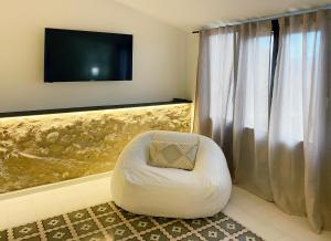 卡瓦内斯Terra i Mar的一间带电视的房间内的白色豆袋椅