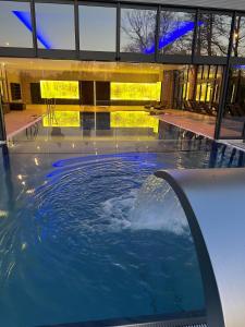 布尔格Landhotel Burg im Spreewald - Resort & Spa的一座带喷泉的建筑中的游泳池