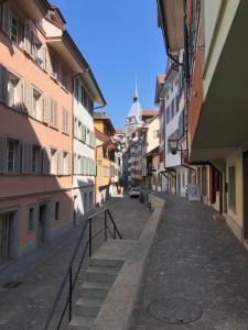 楚格Casa Koraal - Old Town Zug的城市中一条空荡荡的街道,有建筑