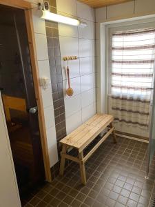ÄkäsjoensuuHuoneisto Äkäsjokisuu - Lapin Linna的客房内的木凳浴室