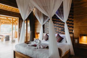 新加拉惹Villa Bukit Sing Sing的卧室配有白色窗帘的床