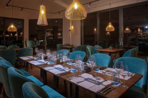比哈奇Resort Una Park的一间配备有桌子和蓝色椅子的用餐室