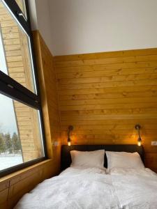 马里瑟尔A Marisel - 3 bedroom holiday home的一间卧室配有带2个枕头的床和2个窗户。