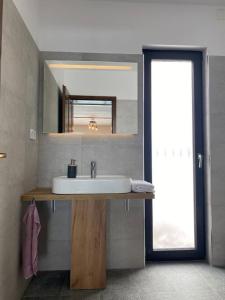 马里瑟尔A Marisel - 3 bedroom holiday home的一间带水槽和镜子的浴室