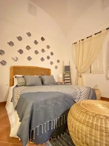 Al ḨaddādahVilla Calma - Vue Mer的一间卧室配有一张带蓝色棉被的床