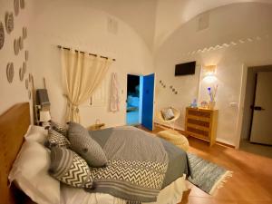 Al ḨaddādahVilla Calma - Vue Mer的一间卧室配有一张床、一个梳妆台和一扇窗户。