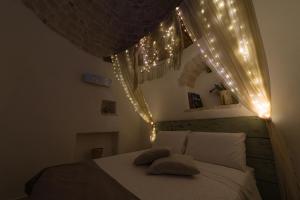 阿尔贝罗贝洛Trullo Love的一间卧室配有一张灯光床