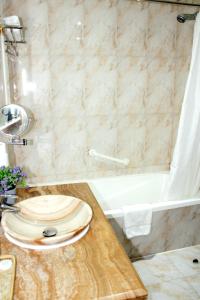 多哈旅客酒店的浴室设有浴缸旁的柜台上的木制卫生间