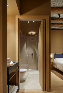 帕赛阿德圣胡安Donibanea的带淋浴和卫生间的浴室