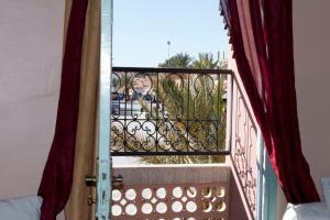 瓦尔扎扎特巴布撒哈拉酒店的通往景观阳台的开放式门